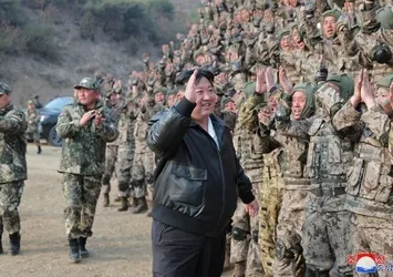 Kuzey Kore lideri Kim, topçu birliklerinin tatbikatını denetledi