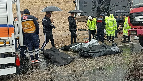 Son dakika | Sivas'ta yolcu otobüsü yan yattı! Ölü ve yaralılar var - 2
