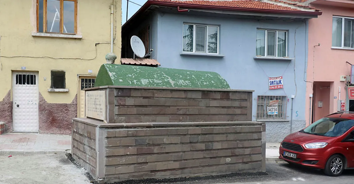 Afyonkarahisar'da kepçelerin kaldıramadığı türbe, yol ortasında kaldı