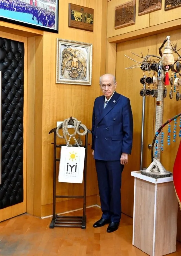 Siyasette ’urgan’ polemiği! MHP lideri Bahçeli İYİ Parti’den istetti odasına astı