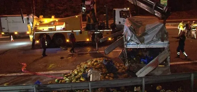 TEM’de karpuz yüklü kamyonet ve taksi çarpıştı: Karpuzlar yola saçıldı