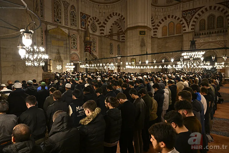 Şehzadebaşı Camisi'nde Müslüman gençler nöbette! 2