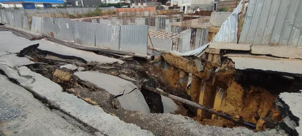 Sultangazi’de mahalleliyi korkutan olay! İSKİ boruları patladı