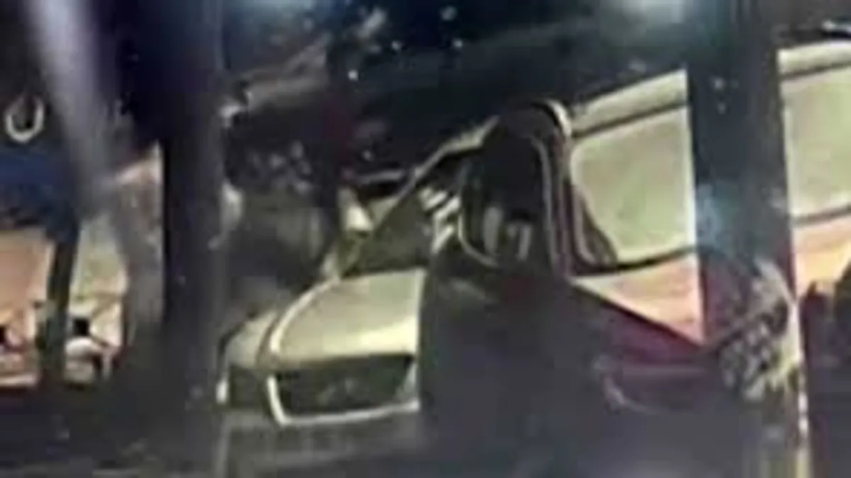 Park halindeki otomobilin dikiz aynasını tekme atıp kırdı