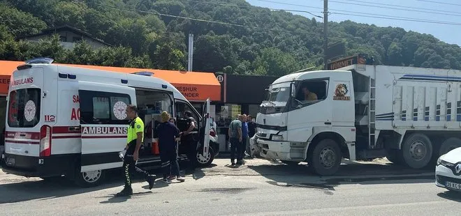 Sakarya’da feci kaza! Turistleri taşıyan midibüse hafriyat kamyonu çarptı