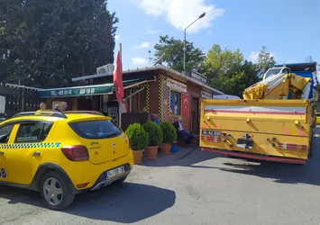 İBB yönetiminin hedefinde taksiciler var! Çalışmalara engel olmayan durağı dümdüz ettiler
