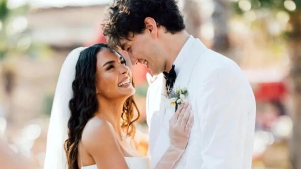 Ünlü oyuncu Ebru Şahin ve NBA yıldızı Cedi Osman, aşklarının başladığı İzmir Çeşme’de evlendi