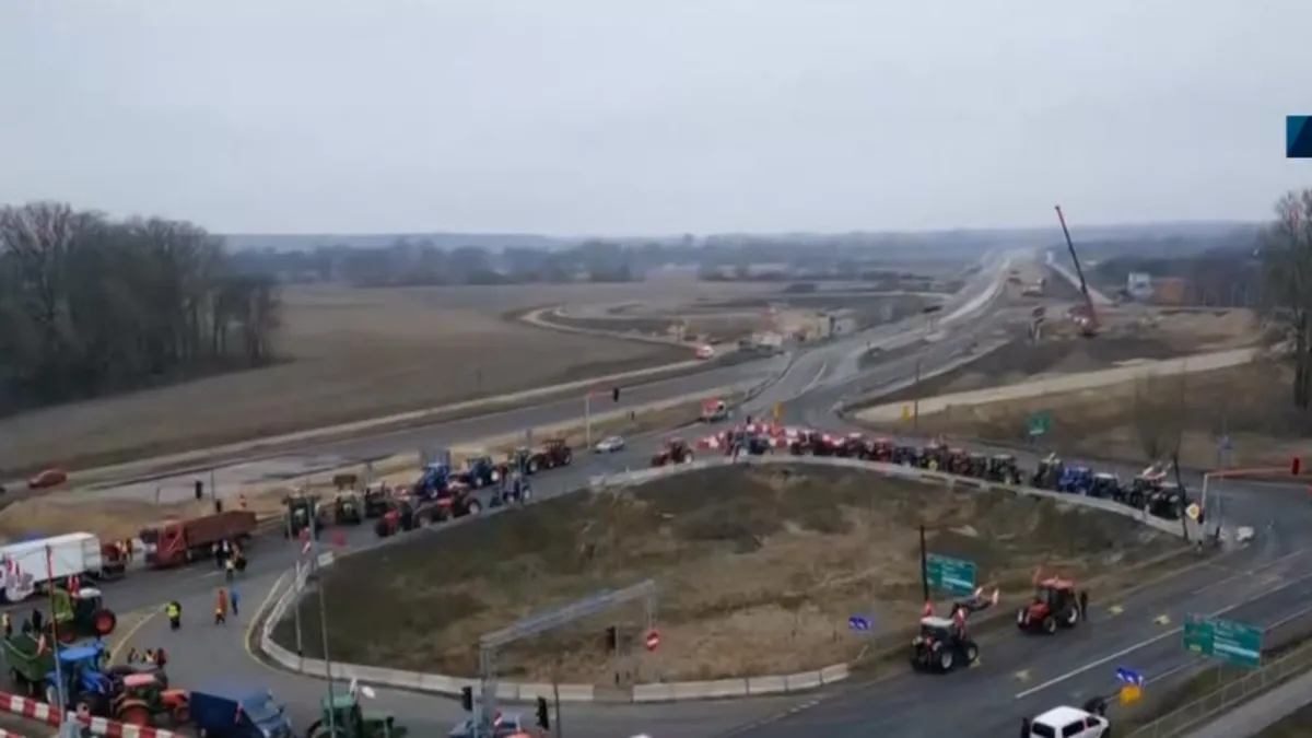 Avrupa'da grev dalgası büyüyor! Polonya'da çiftçiler yol kapattı