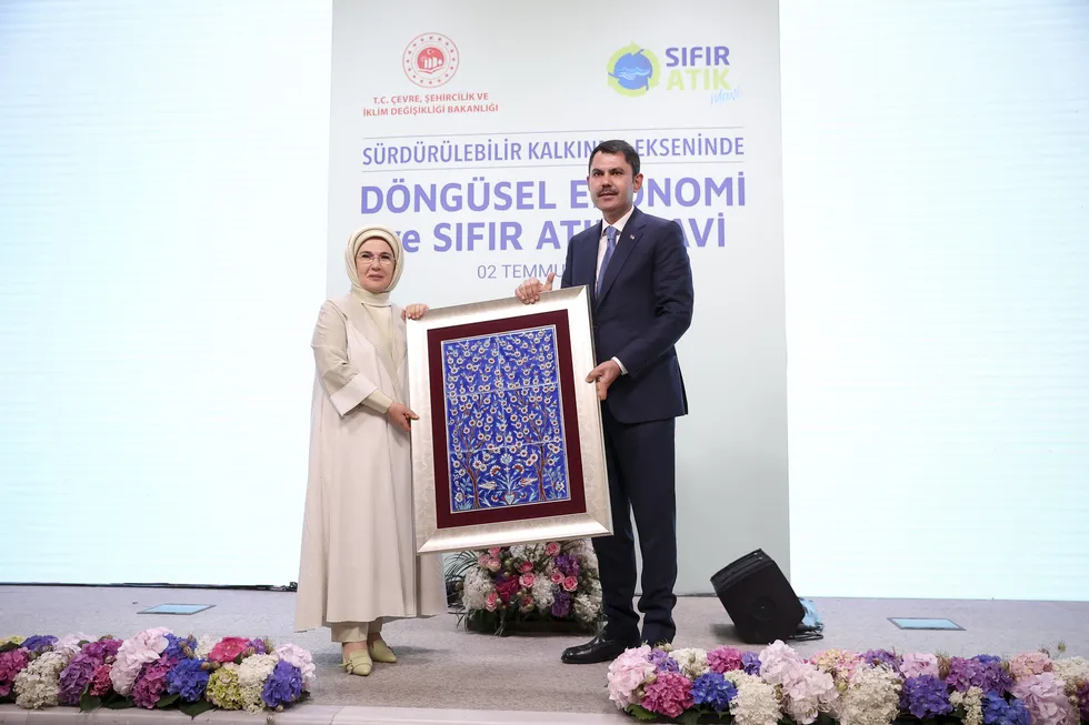 emine-erdoganin-onculugunde-turkiyeden-dunyaya-uzanan-sifir-atik-vizyonu-9-yilinda-1790504358893.jpeg Emine Erdoğan’ın öncülüğünde Türkiye’den dünyaya uzanan Sıfır Atık Vizyonu 9. yılında - 7