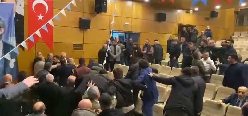 İYİ Parti kongresinde yumruklar havada uçuştu! Parti üyeleri birbirine girdi! İşte o görüntüler...