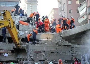 Son dakika: İzmir’de Doğanlar Apartmanı’nda mucize kurtuluş! Bir anne ve 3 çocuğu enkazdan çıkarıldı