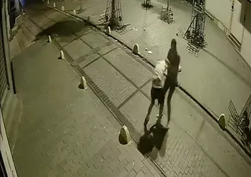 Bıçakladığı kişinin başında bekledi! Telefonunu çalıp kaçtı