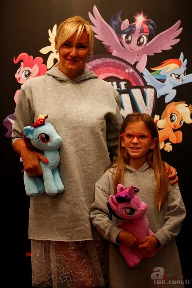 Azra Akın ve Atakan Koru oğullarının birinci yaş gününü partiyle kutladı 16