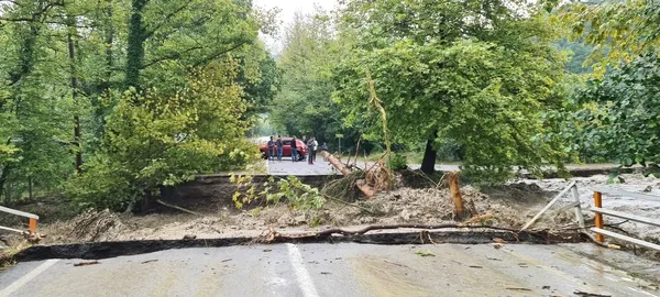 sel-tsunami-gibi-geldi-kastamonu-ve-bartindaki-siddetli-yagis-onune-geleni-yikti-gecti-1628839937581.jpg Sel tsunami gibi geldi! Kastamonu ve Bartın'daki şiddetli yağış önüne geleni yıktı geçti - 3