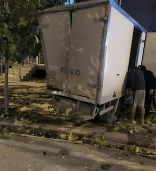 Denizli’de freni boşalan sürücüsüz otobüs dehşet saçtı: 5 araca çarptı - 5