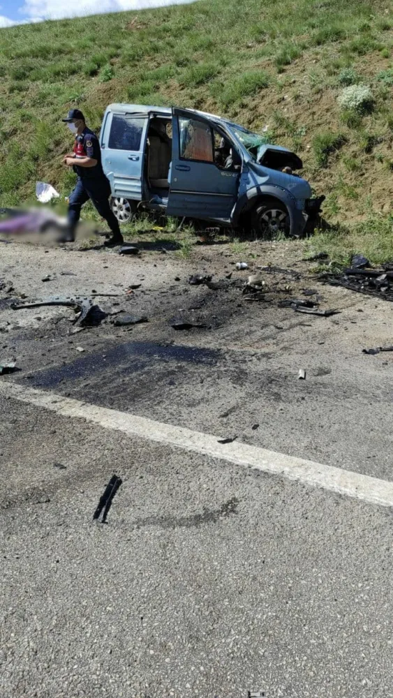 sivasta-2-aracin-carpistigi-kazada-9-kisi-hayatini-kaybetti-1622706963707.jpg