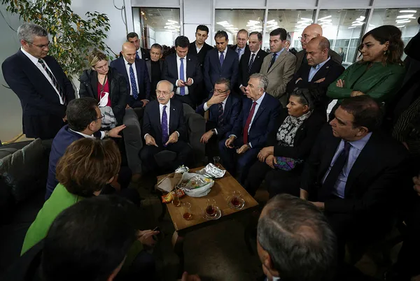 1671122832579.jpg İmamoğlu'ndan Kaftancıoğlu'na Saraçhane'de tokalaşma kontrası! "Aptal şizofren" tartışmasında ikinci perde... - 3