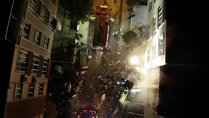 İstanbul Avcılar'da ortalık savaş alanına döndü! Doğalgaz patlaması: 4 yaralı - 1