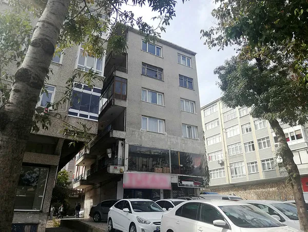 Deprem sonrası Avcılar’da yan yatan bina mühürlendi