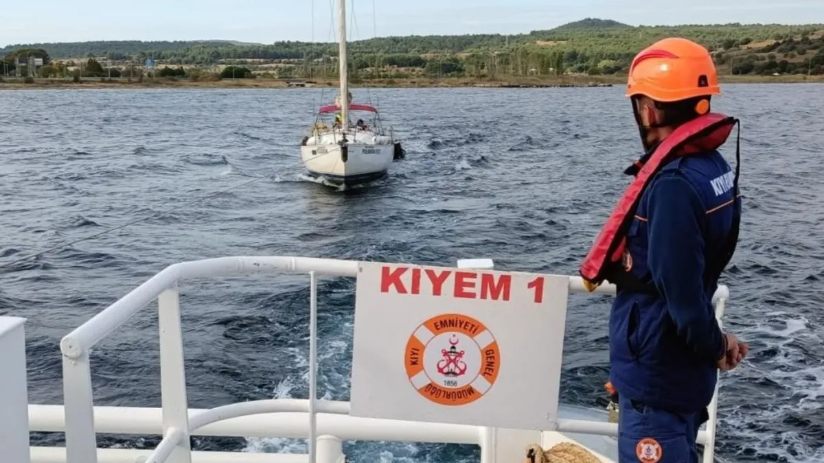 Çanakkale Boğazı’nda makine arızası yaparak sürüklenen tekne kurtarıldı