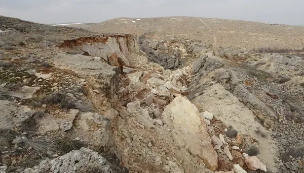 1678260243259.jpg Malatya'da ürküten görüntü! Bin 400 metre rakımda dev yarıklar - 5