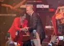 Özlem Gürses, Yavaşın önünde böyle eğildi!