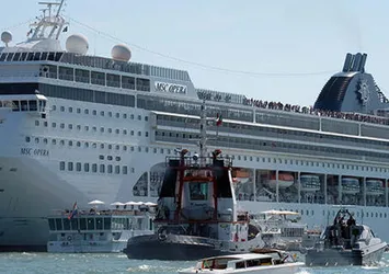 İtalya'da cruise gemisi ile yolcu gemisi çarpıştı