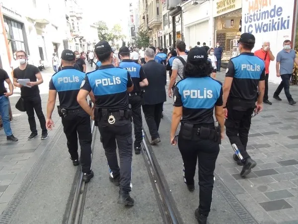 Polis ekipleri Taksim İstiklal Caddesi'nde denetimlerini sıklaştırdı - 1