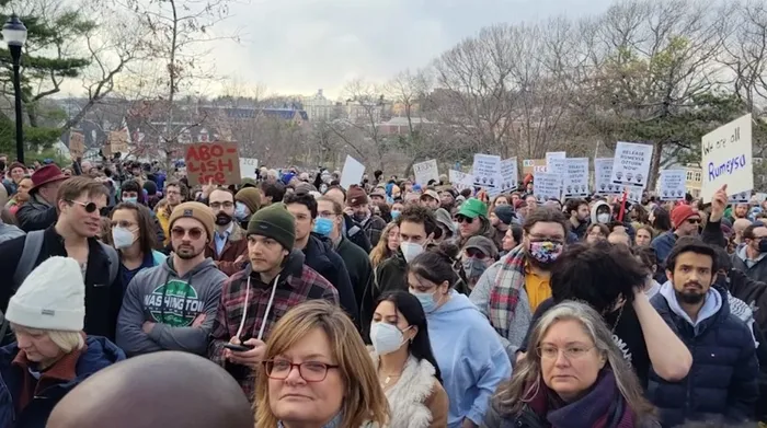 amerikan-basin-turk-ogrenci-rumeysa-ozturk-2400-km-uzaga-goturuldu-yolda-astim-krizi-gecirdi-1743334170964.jpg Rümeysa Öztürk için protestolar (AFP)