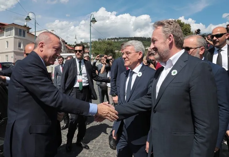 Başkan Erdoğan, Aliya İzzetbegoviç'in kabrini ziyaret etti
