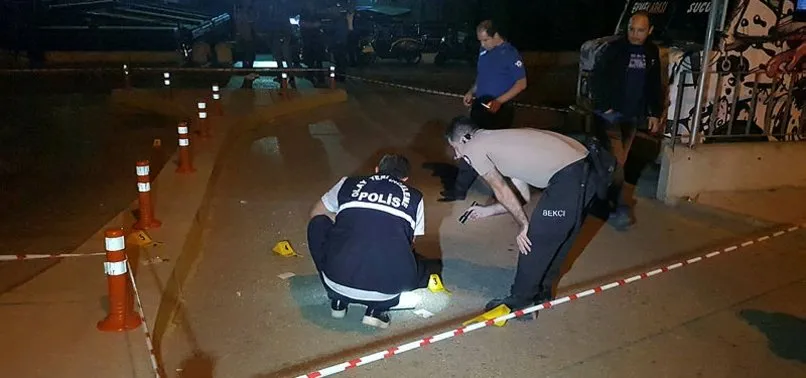 Gece kulübünde kız arkadaşlarına baktıkları iddiası ile 2 kişiye kurşun yağdırdılar