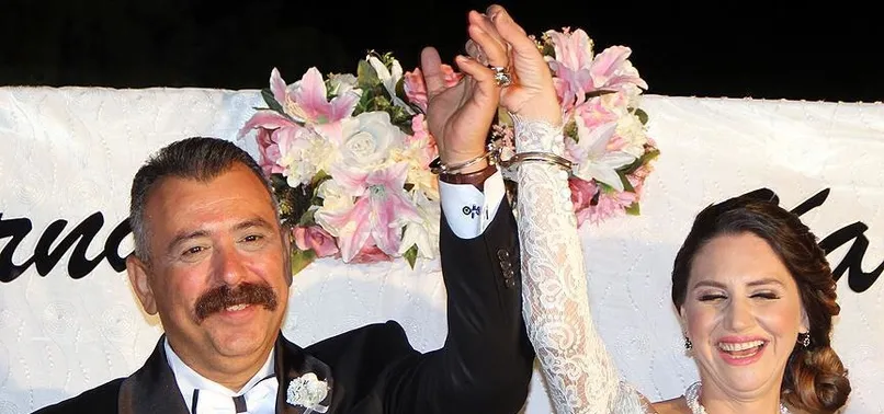 Evlenen cumhuriyet savcısına nikahta "kelepçe"