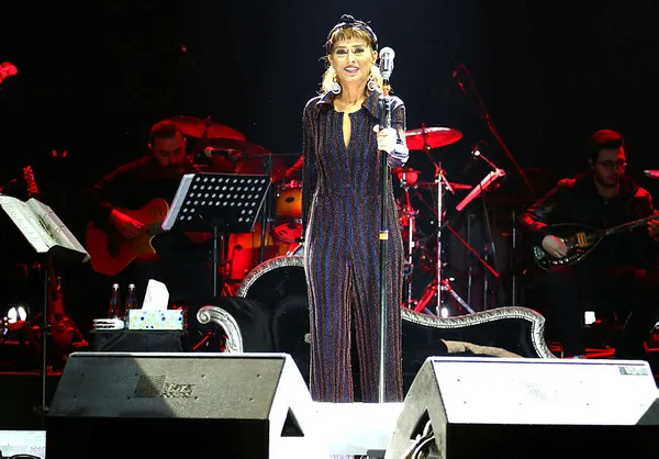 Yıldız Tilbe hayranıyla tartıştı: Seni sahneye çıkartıp eteğini de çıkartırım