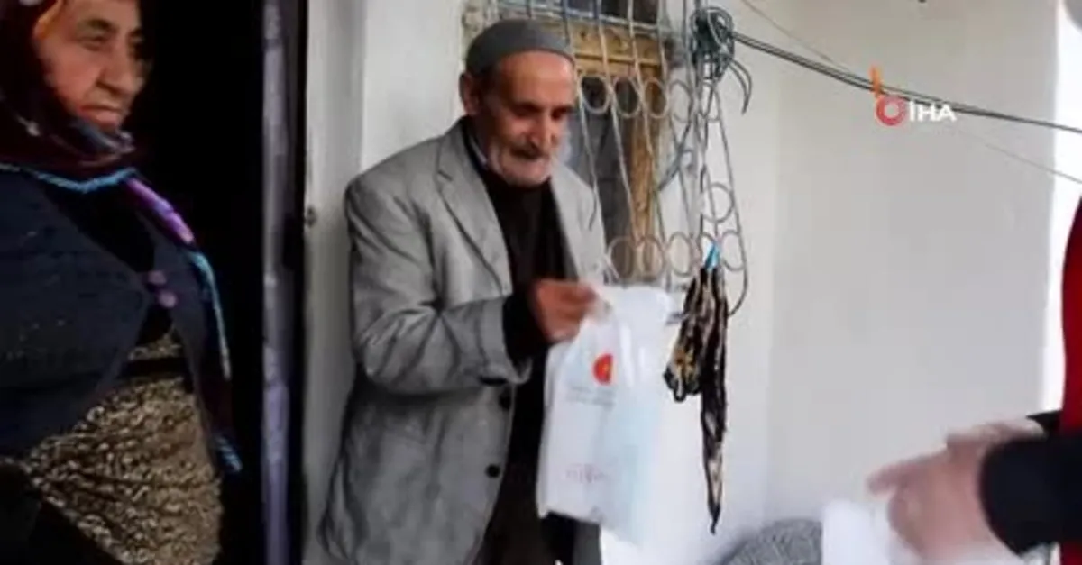 Van Başkale'de Cumhurbaşkanlığı'nın hediye paketleri vatandaşlara ulaştırıldı | Video
