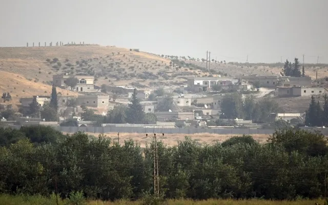 TSK’nın obüs atışlarıyla vurduğu YPG/PKK’nın terör mevzisine Rus bayrağı asıldı