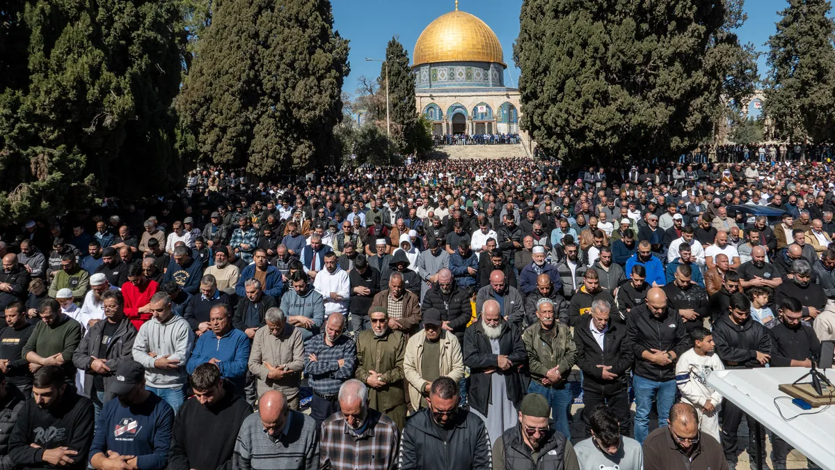 Katil İsrail'in işgali altında teravih namazı: 100 bin Filistinli Mescid-i Aksa’ya akın etti