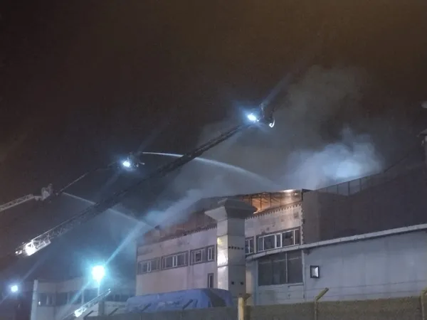pendikte-korkutan-fabrika-yangini-alevler-geceyi-aydinlatti-1674770350607.jpg Pendik'te korkutan fabrika yangını: Alevler geceyi aydınlattı - 2