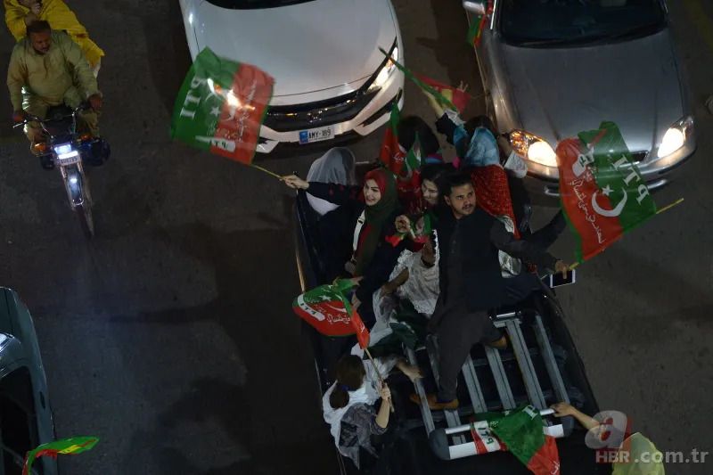 Imran Khan'ın destekçileri Pakistan'da sokağa döküldü! Muhalefete "ABD'nin hainleri" tepkisi 5