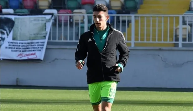 aziz-aksoy-kimdir-kac-yasinda-esenler-eroksporlu-futbolcu-aziz-aksoy-saglik-durumu-nasil-1644301285782.jpg Aziz Aksoy kimdir, kaç yaşında? Esenler Eroksporlu futbolcu Aziz Aksoy sağlık durumu nasıl? - 1