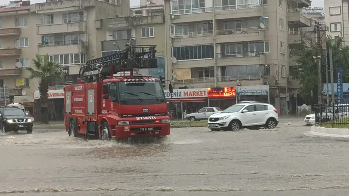 Son dakika | Balıkesir Bursa ve İzmir! Sağanak yağış sonrası ortalık savaş alanına döndü - 1