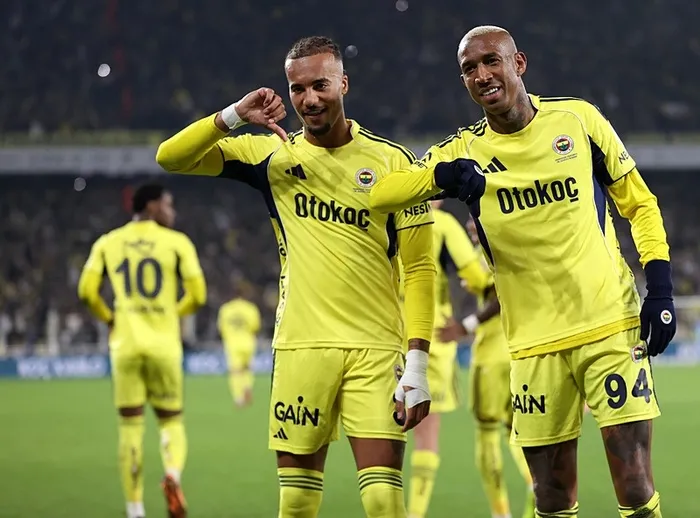 fenerbahceden-evinde-resital-kanarya-3-puani-4-golle-aldi-1765825438648.jpeg Fenerbahçe oyuncusu Anderson Talisca (94) attığı golün ardından takım arkadaşlarıyla sevinç yaşadı (AA)