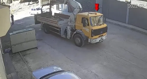 gaziantepte-akilalmaz-hirsizlik-bakir-kablolari-gupegunduz-vincle-sokup-caldilar-1657967666102.jpg Gaziantep’te akılalmaz hırsızlık! Bakır kabloları güpegündüz vinçle söküp çaldılar - 1
