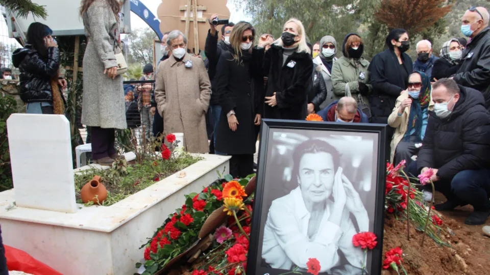 Türk sinemasının mavi gözlü sultanı Fatma Girik Bodrum’da son yolculuğuna uğurlandı! Vasiyeti gerçekleşti