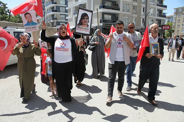 Van anneleri HDP’ye isyan etti: Siz bebek katilisiniz vatan hainisiniz