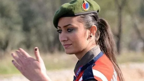 sehit-esma-cevikin-babasi-huseyin-akgul-petrol-sahasindan-petrol-fiskirmasi-haberini-aldim-gurur-duydum-1668709931314.jpg Şehit Esma Çevik’in babası Hüseyin Akgül: Petrol sahasından petrol fışkırması haberini aldım gurur duydum - 2