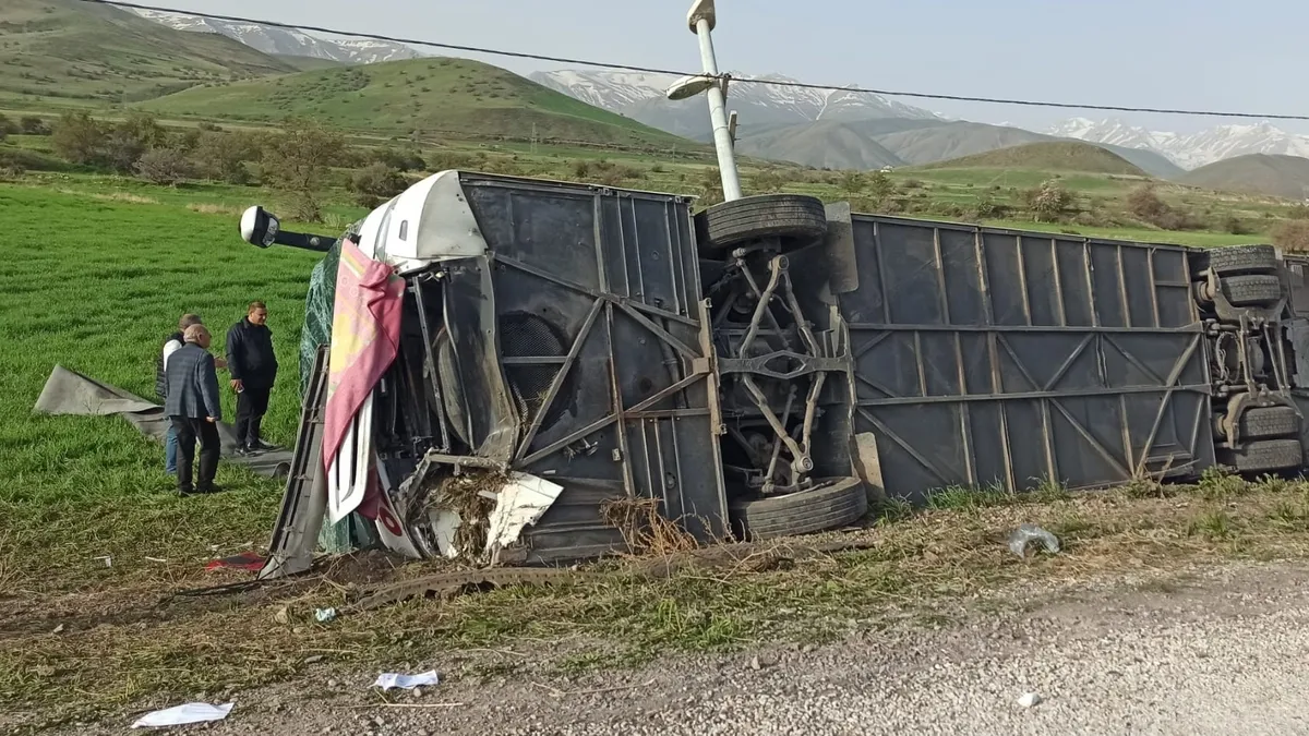 Van'da yolcu otobüsü devrildi! Çok sayıda yaralı var