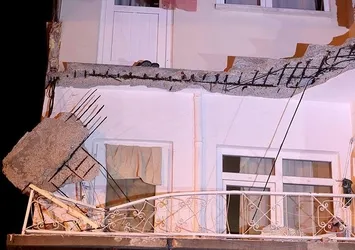 Son dakika: Zeytinburnu’nda balkon çöktü