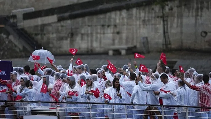 Paris'te millilerimiz sahnede! Ay yıldızlı bayrağımız geçit yaptılar | Törenden guru dolu anlar
