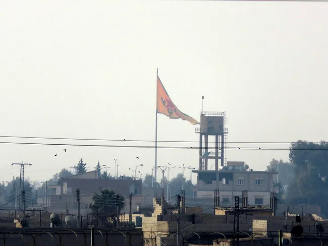 Tel Abyad’daki terör örgütü PYD’yi simgeleyen paçavralar indirildi