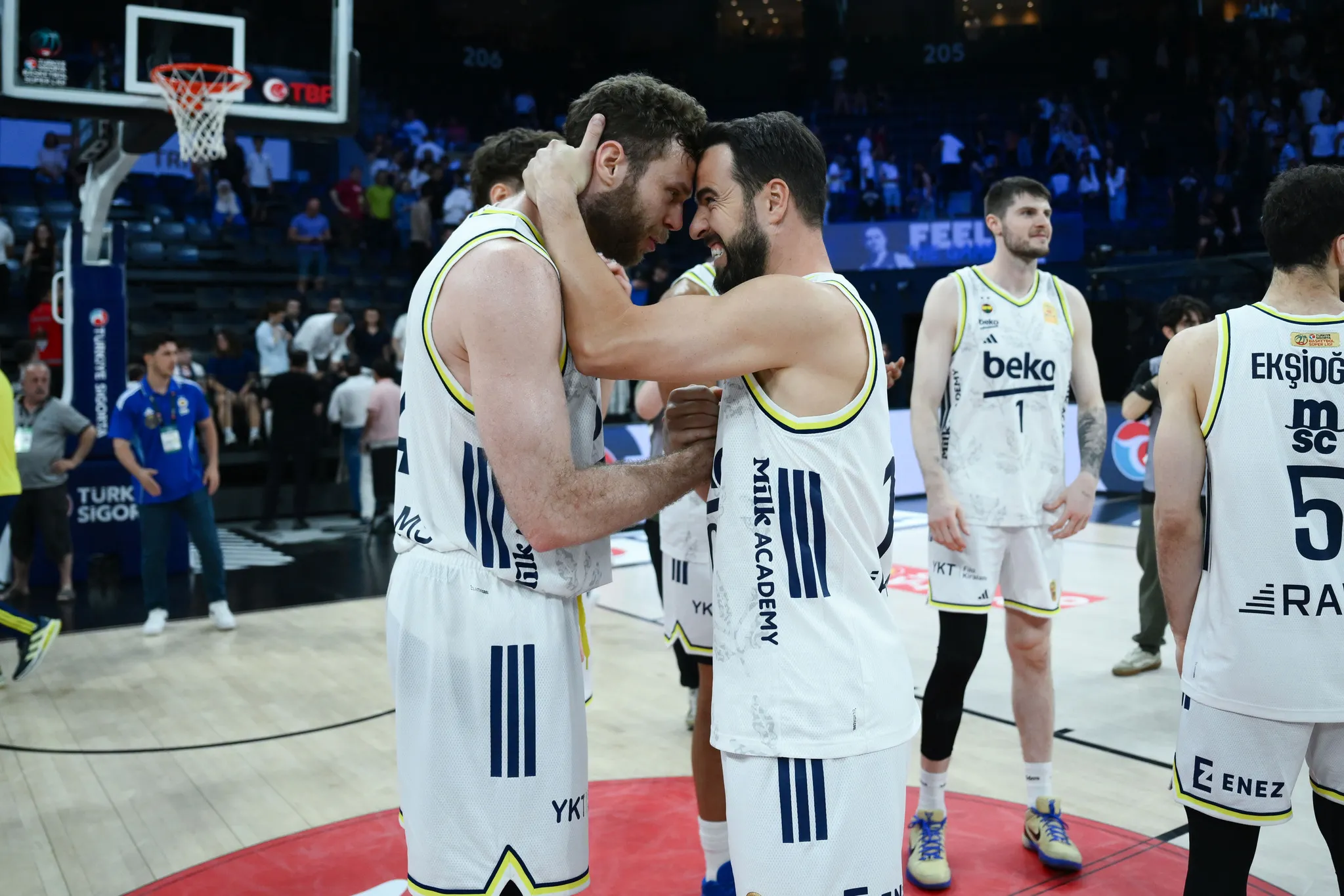 Nefes kesen derbide mutlu son! Fenerbahçe Beko finalde